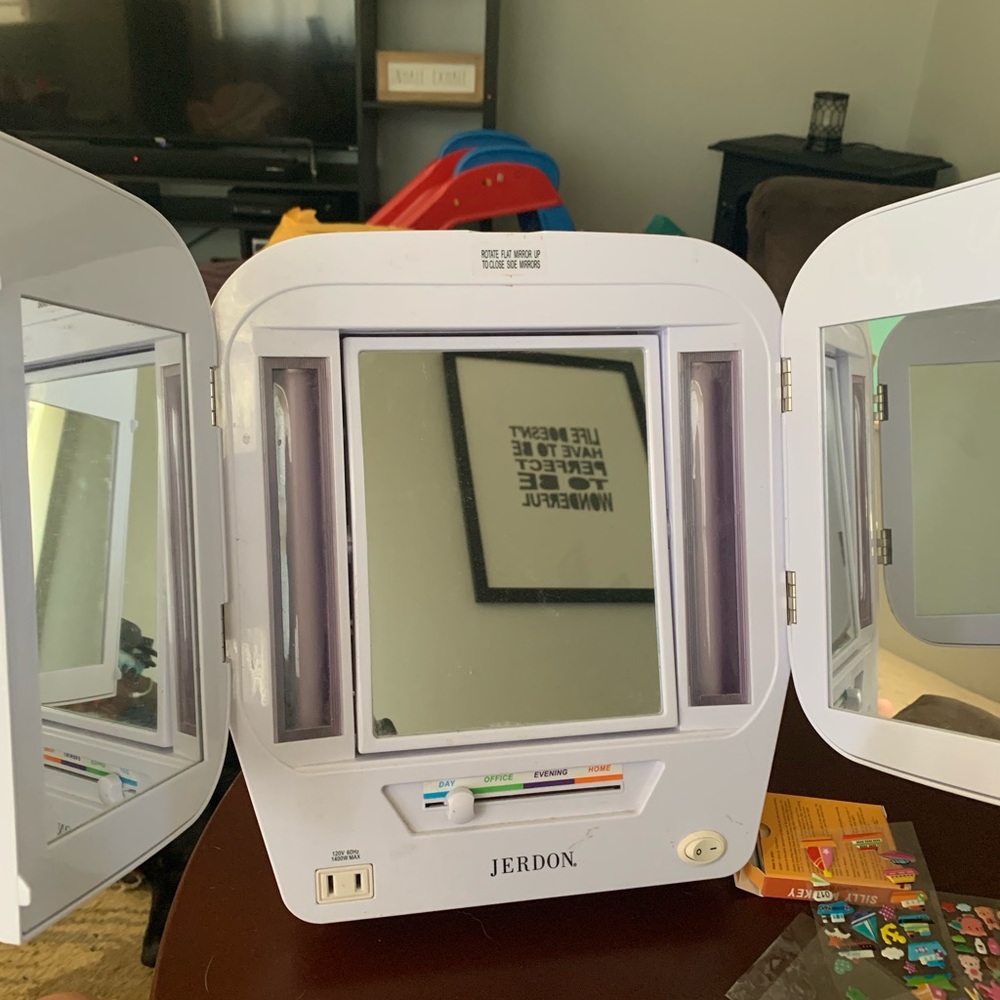 Trifold vanity mirror